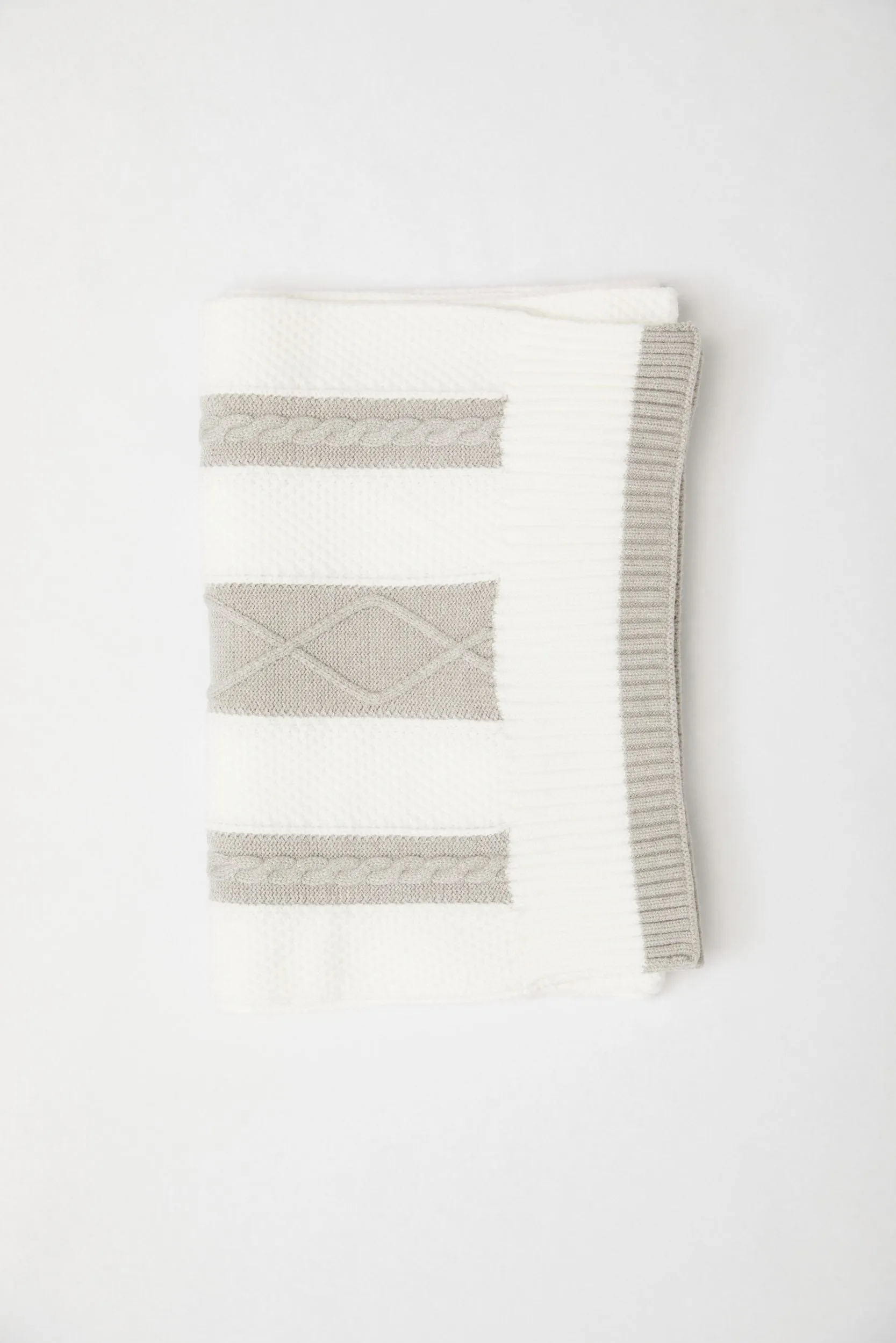 Cable-knit scarf